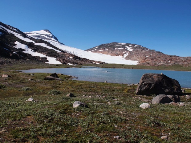The proglacial Bretjønna lake at the base of the Oksskolten climb