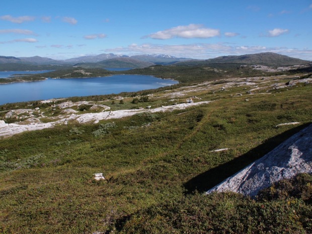 Traversing above the Storarkersvatnet on a hot august afternoon